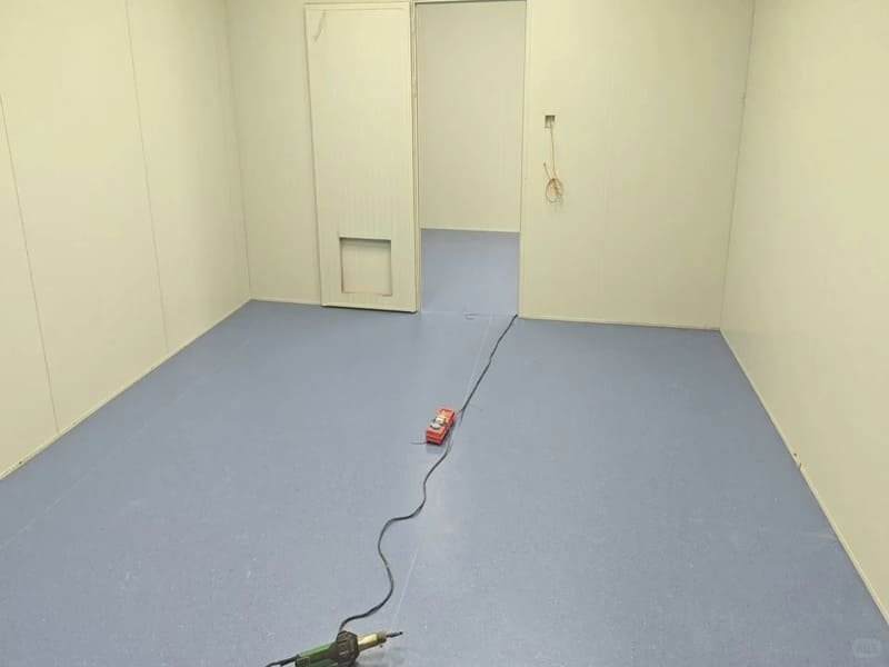 Polishing and buffing a solid homogeneous vinyl floor in a commercial hallway